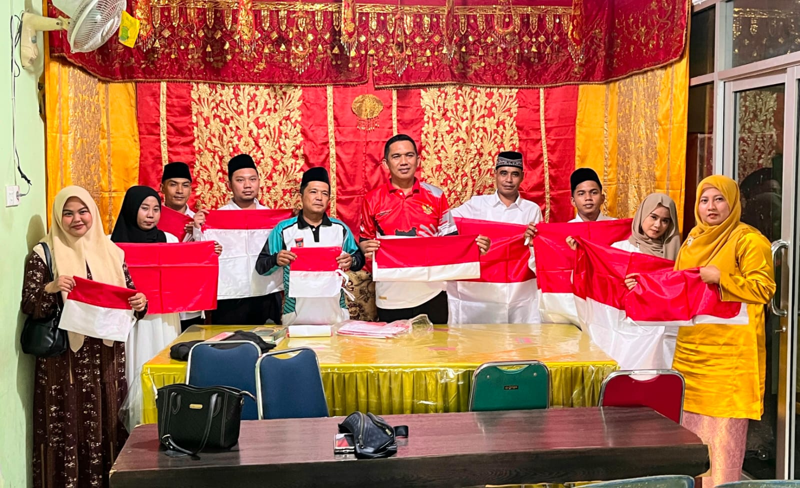 KUA Lubuk Begalung Bagikan Bendera Merah Putih dihadiri Kabid Idwasbang Pemko Padang