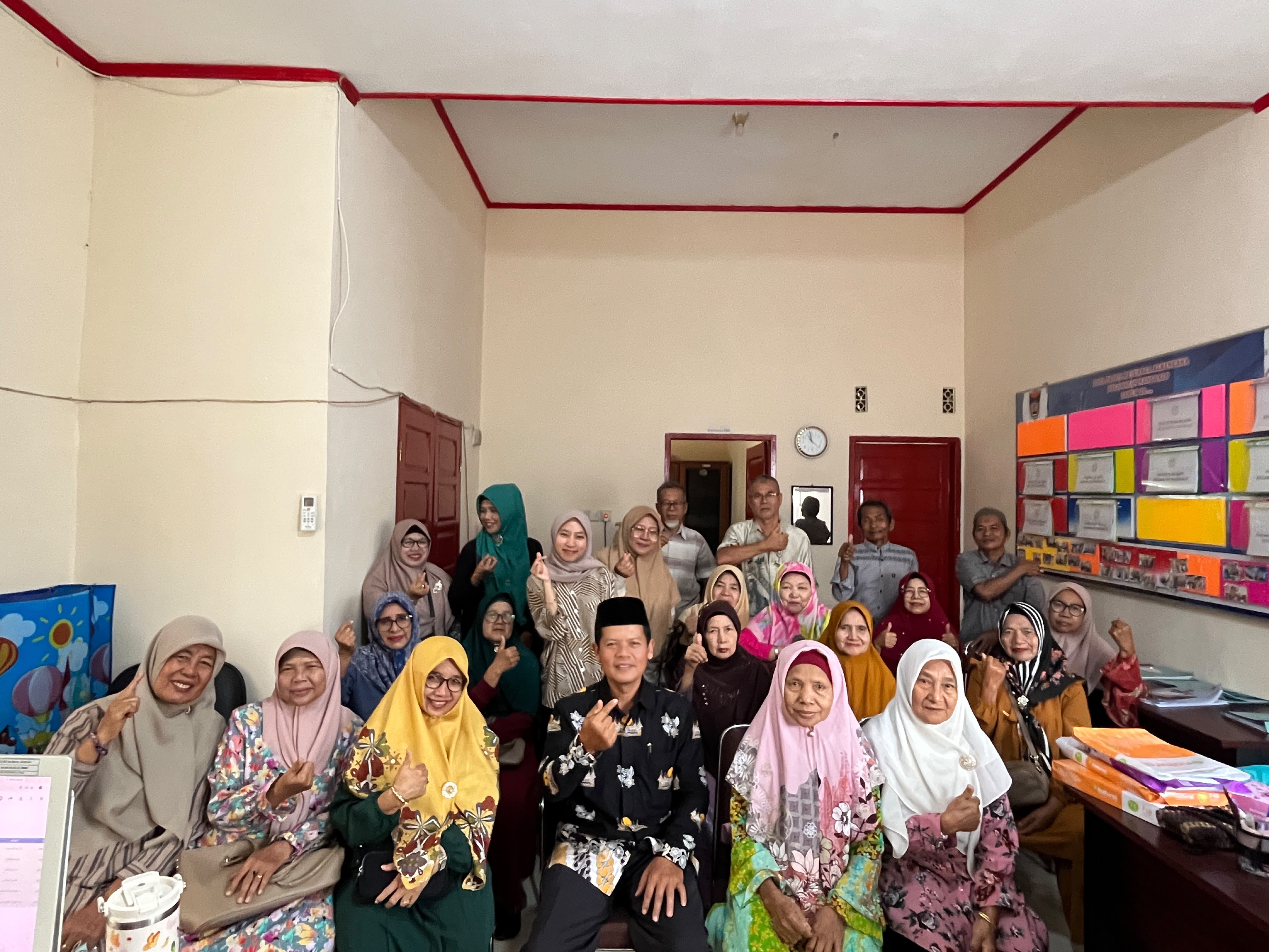 Kepala KUA Nanggalo Jadi Narasumber Sekolah Lansia Balai KB: Kuatkan Spiritual dan Ketenangan Jiwa di Usia Senja