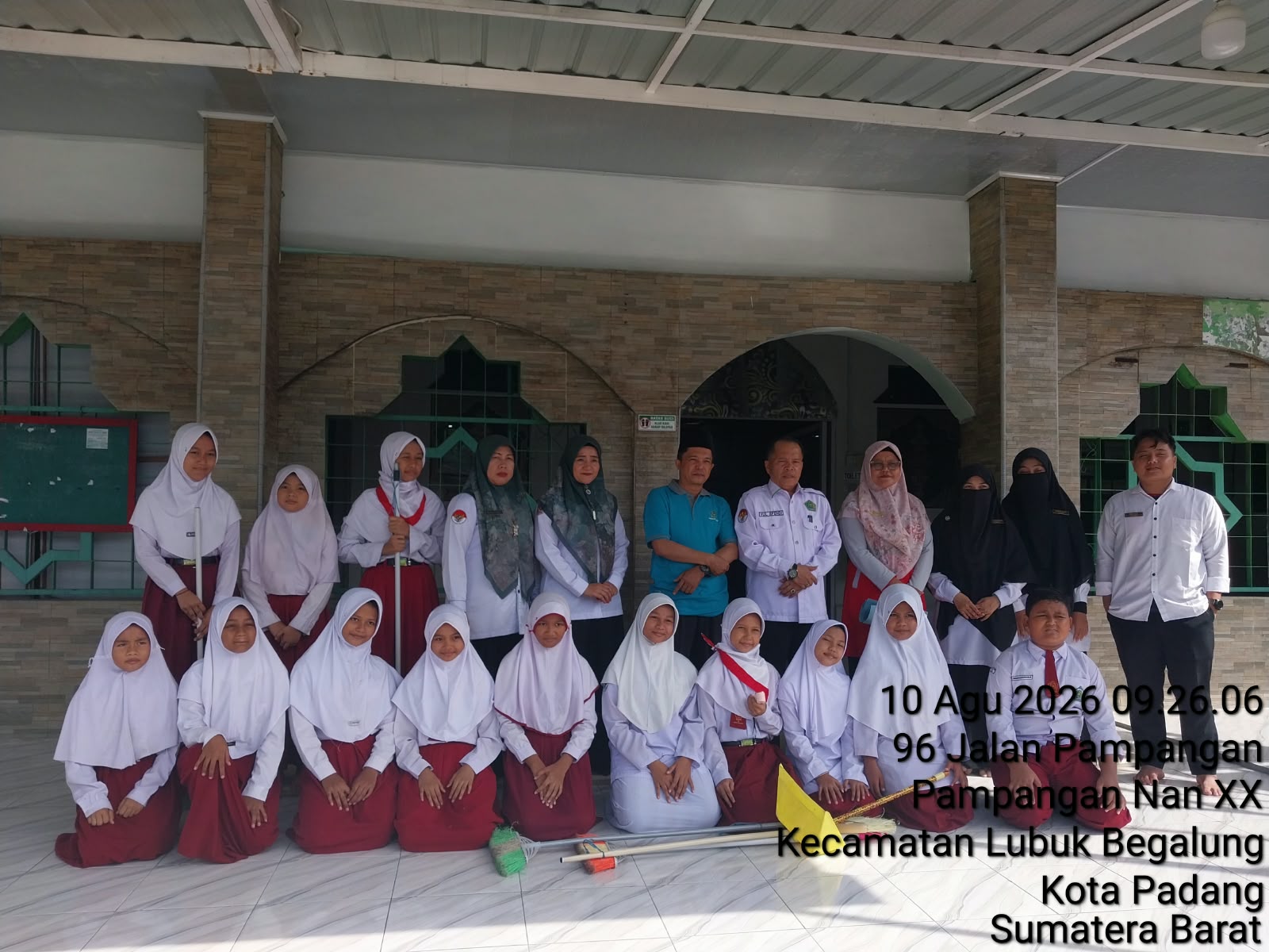 KUA Lubuk Begalung dan MIN 5 Padang Edukasi Siswa melalui Gerakan Bersih-Bersih Masjid